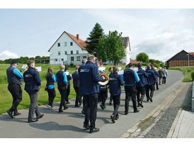 Bittprozession um den Kleinen Berg an Pfingstmontag (© Karl-Franz Thiede)